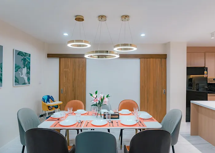 Prime Sukhumvit Modern Home, Phrom Phong Bts, Em District, Up To 14 Guests Villa